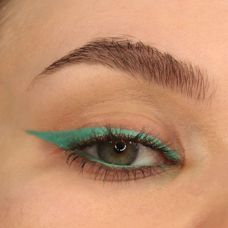 Makeup Revolution Streamline Waterline Eyeliner Pencil  Teal
